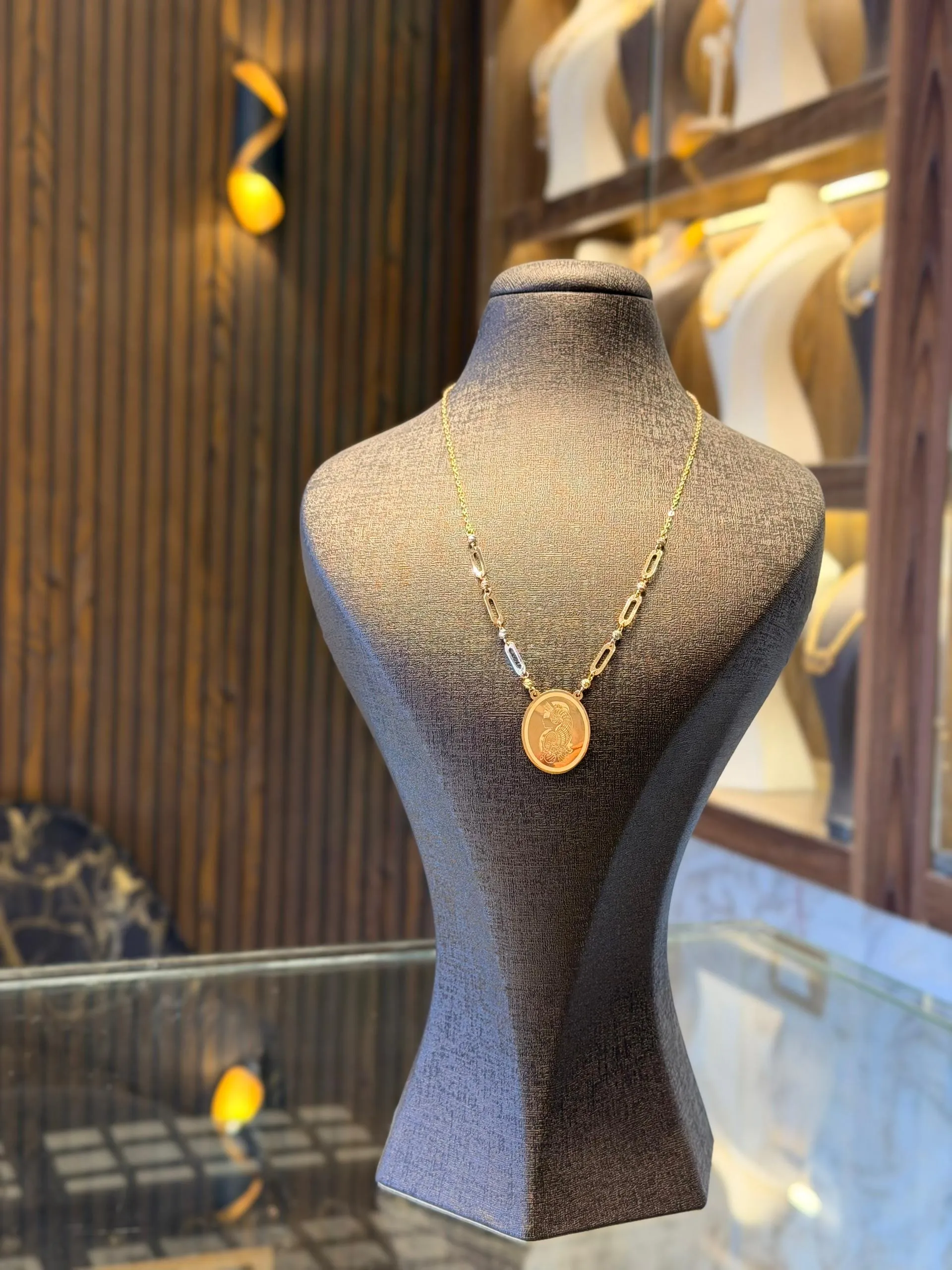 طوق أونصة بيضوي - منظر أمامي