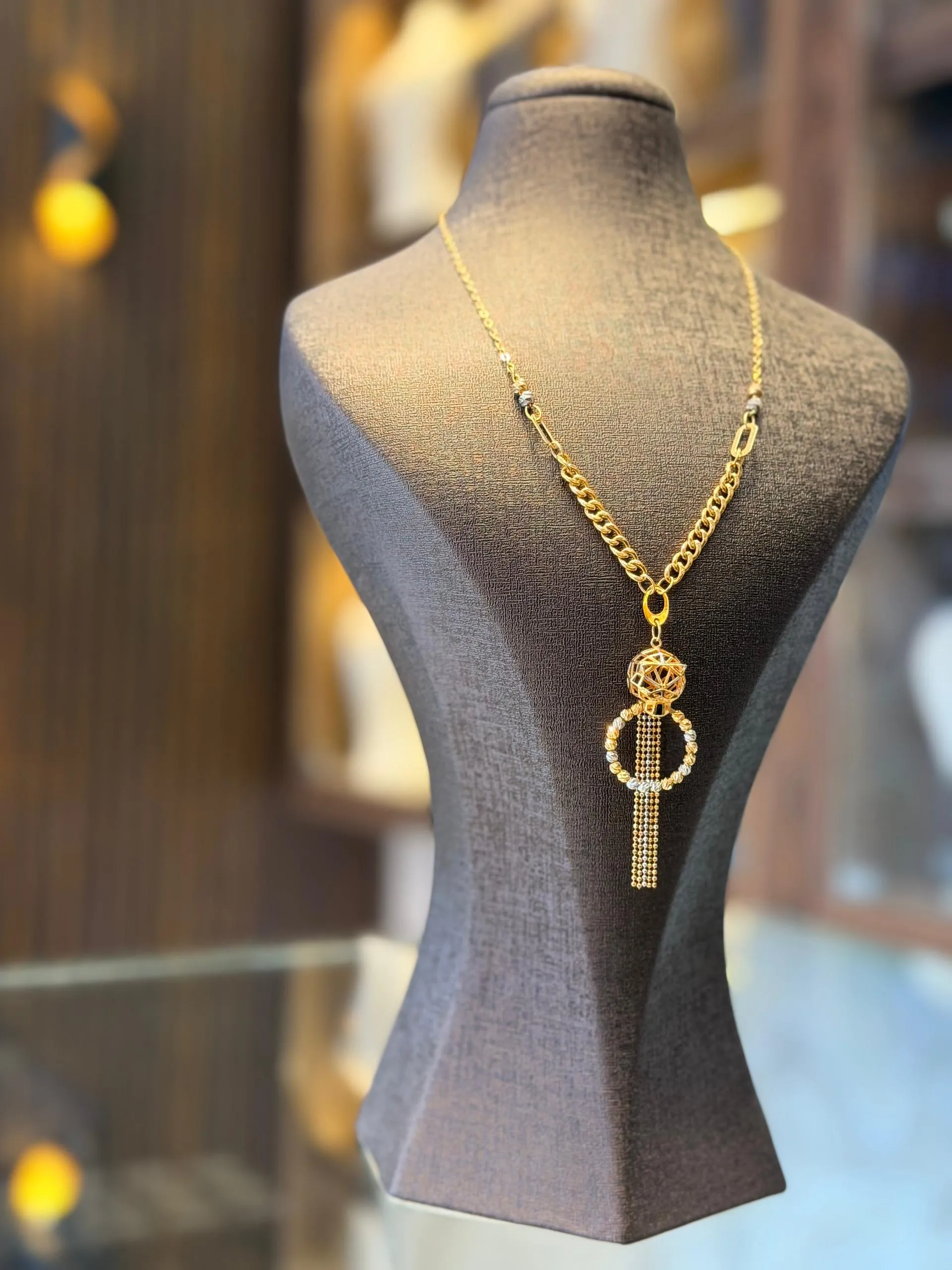 طوق نمر سلسال - منظر أمامي