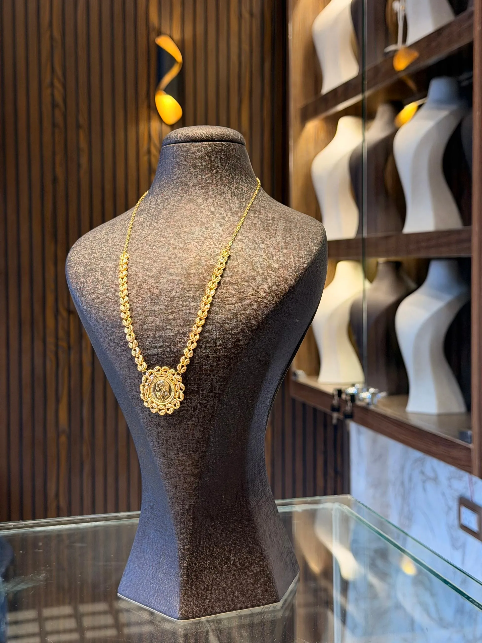 طوق ليرة حديث - منظر أمامي