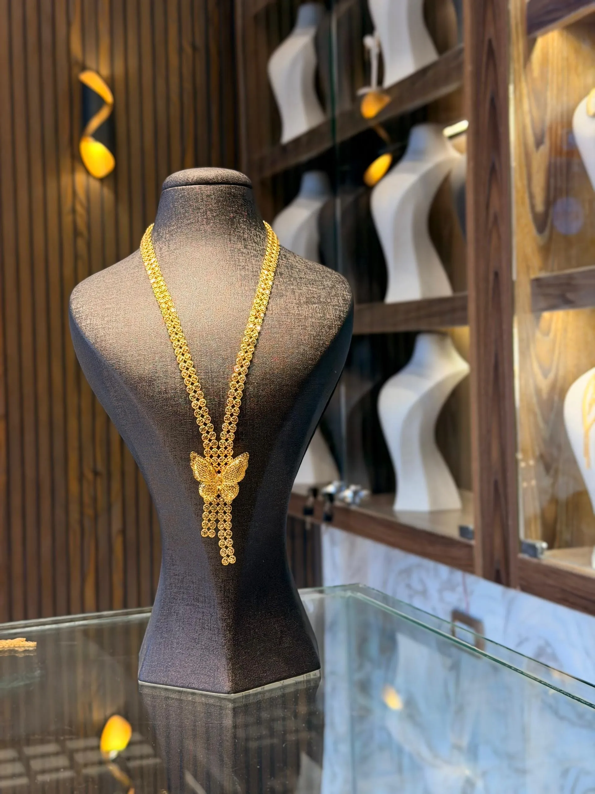 طوق باولا فراشة - منظر أمامي