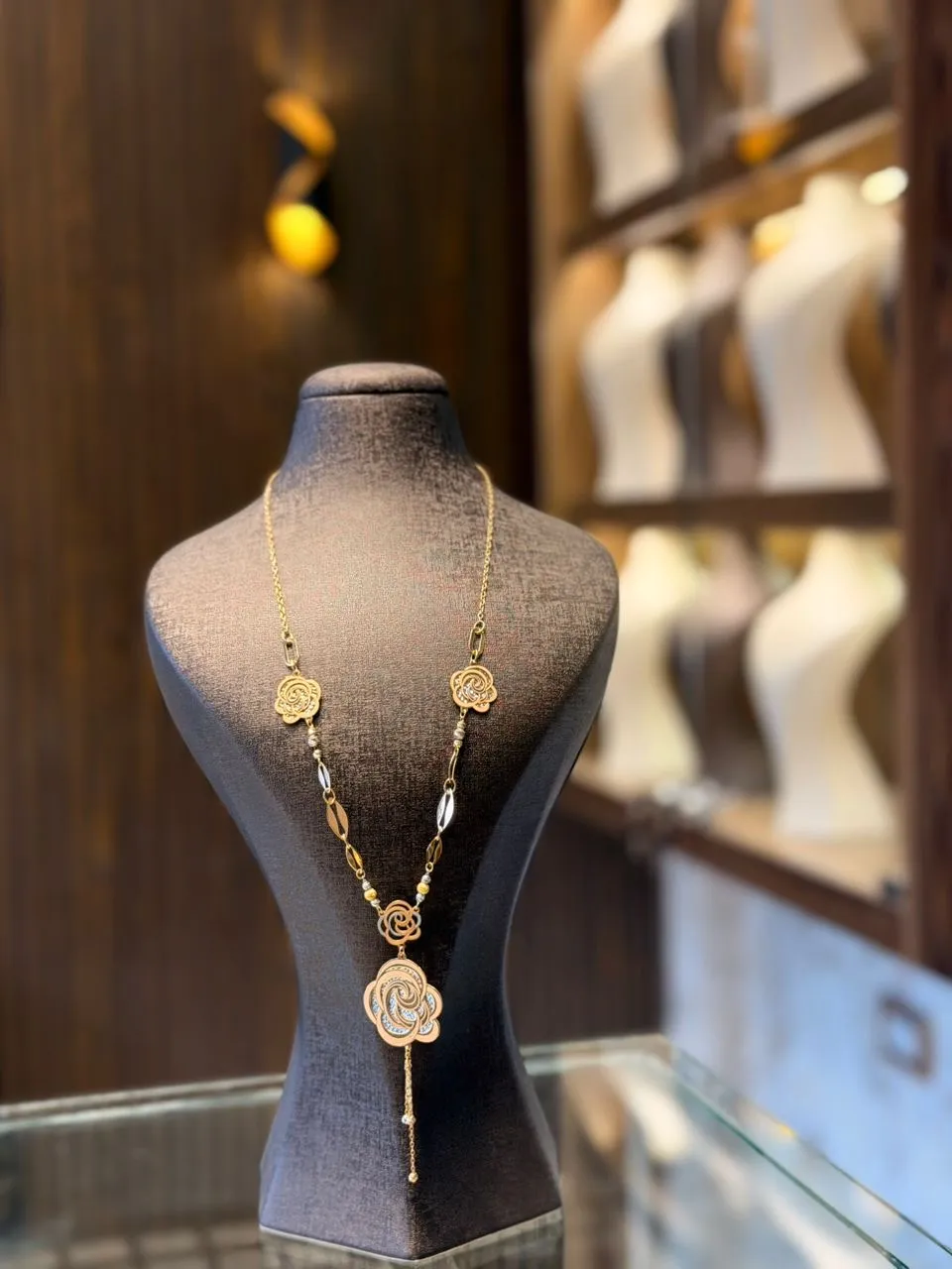 طوق ورد نقش المازي - منظر أمامي