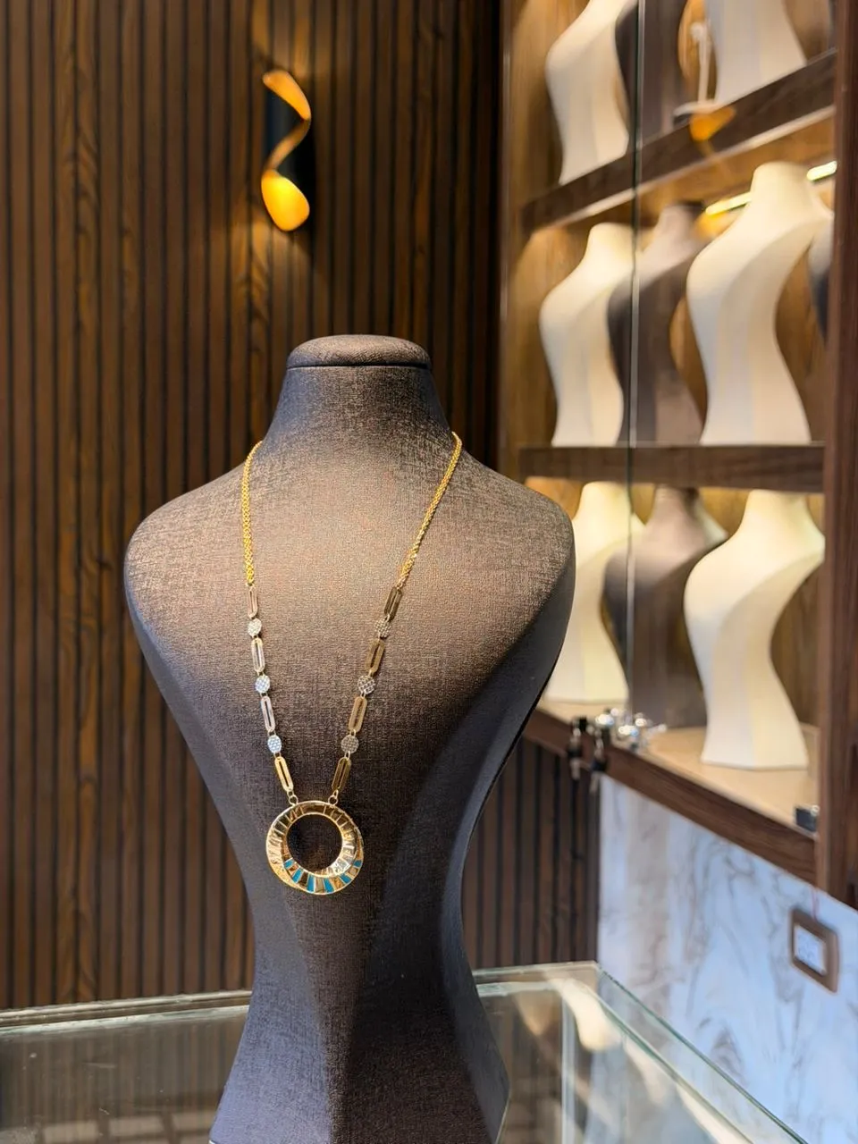 طوق بروجيكت - منظر أمامي