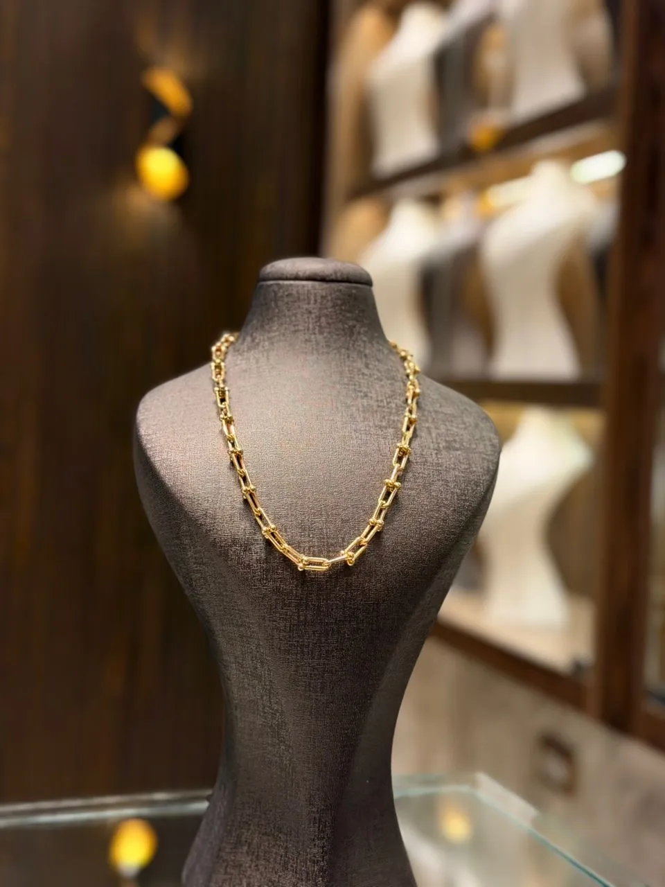 طوق تيفني - منظر أمامي