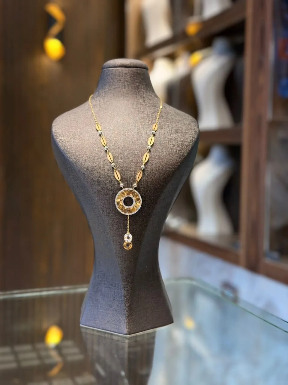 طوق نقش ألمازي - منظر أمامي