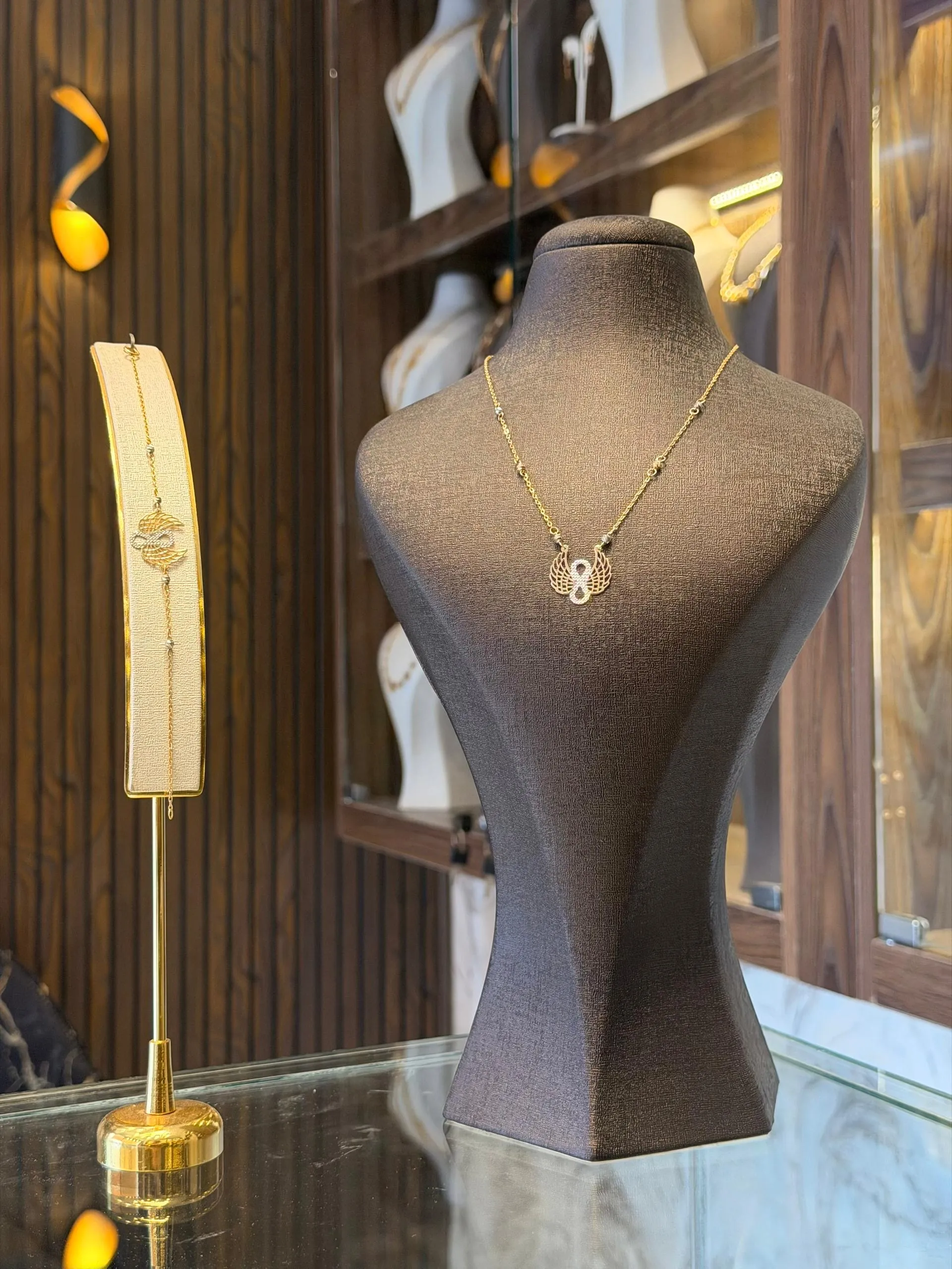 طوق جناحات نقش المازي - منظر أمامي