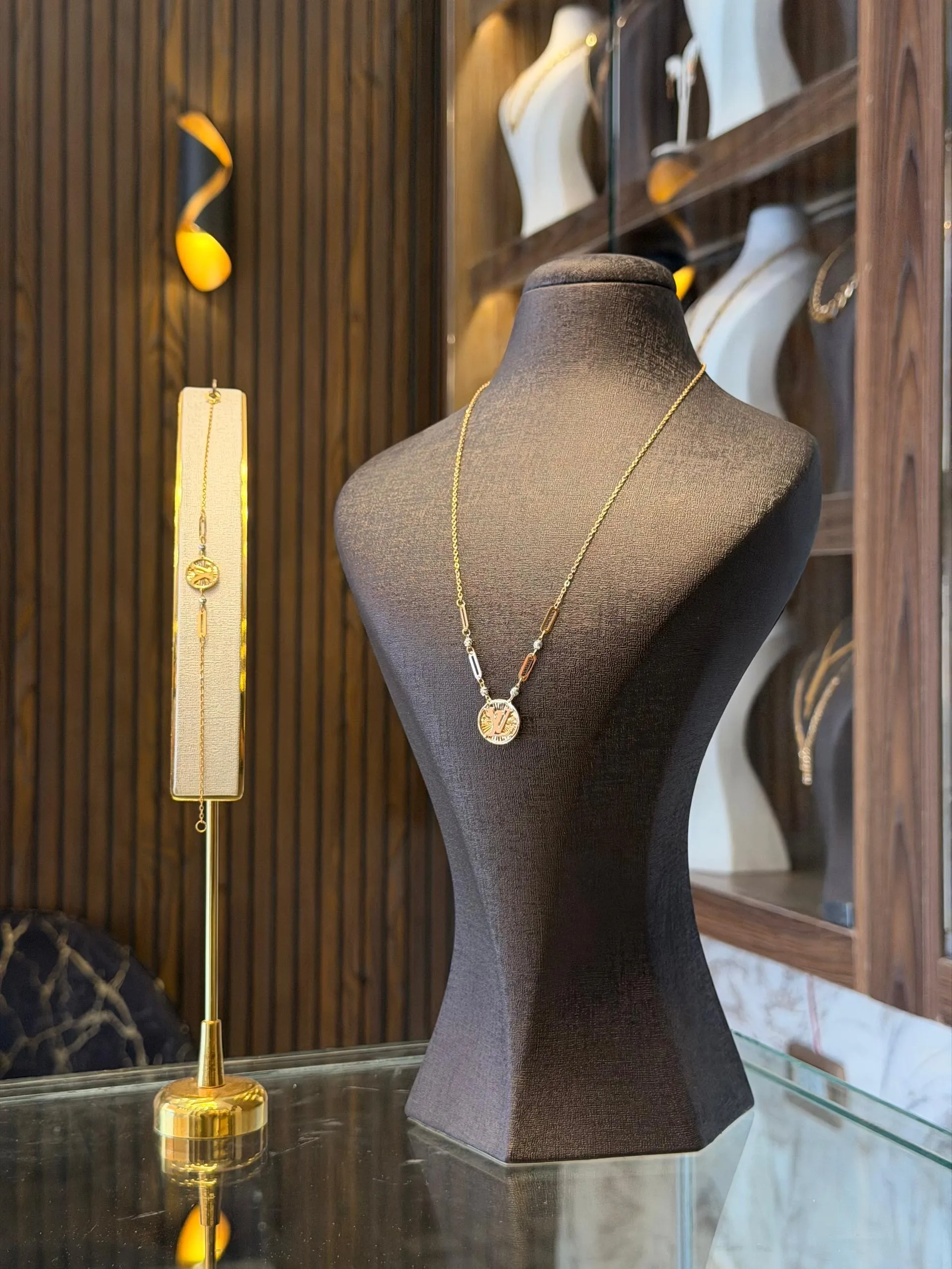 طقم LV - منظر أمامي