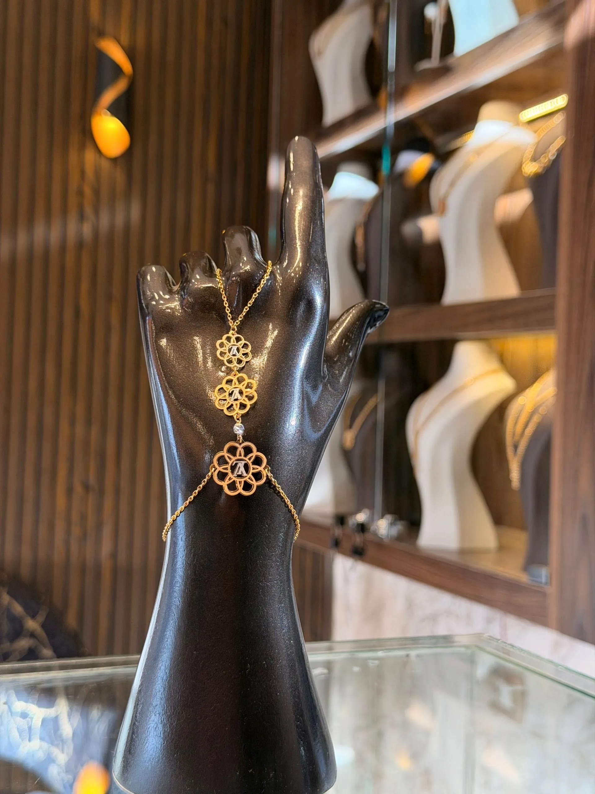 كف LV - منظر أمامي