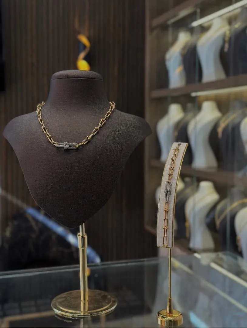 طقم تيفني - منظر أمامي