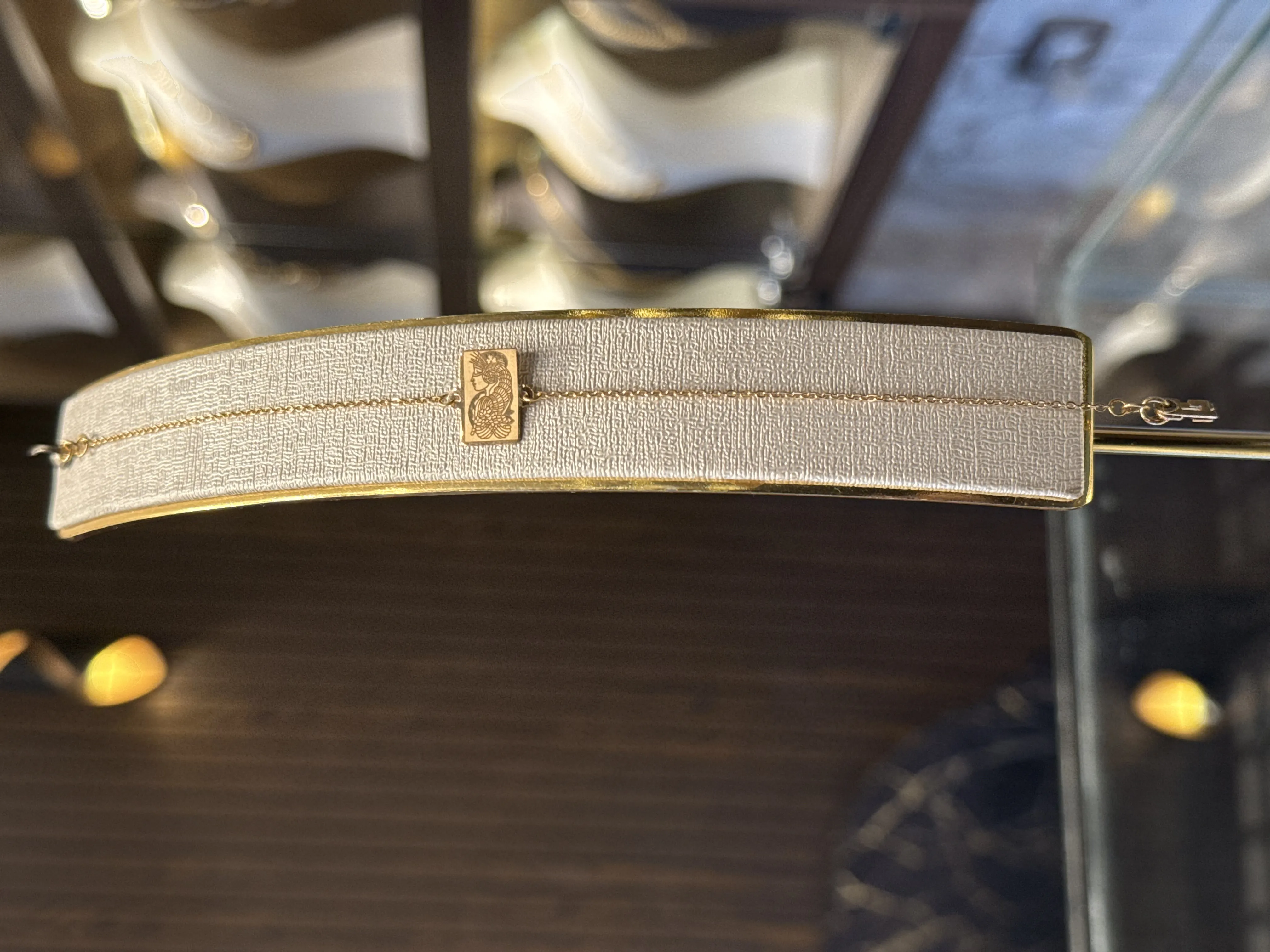 سوارة لايت اونصة - منظر أمامي