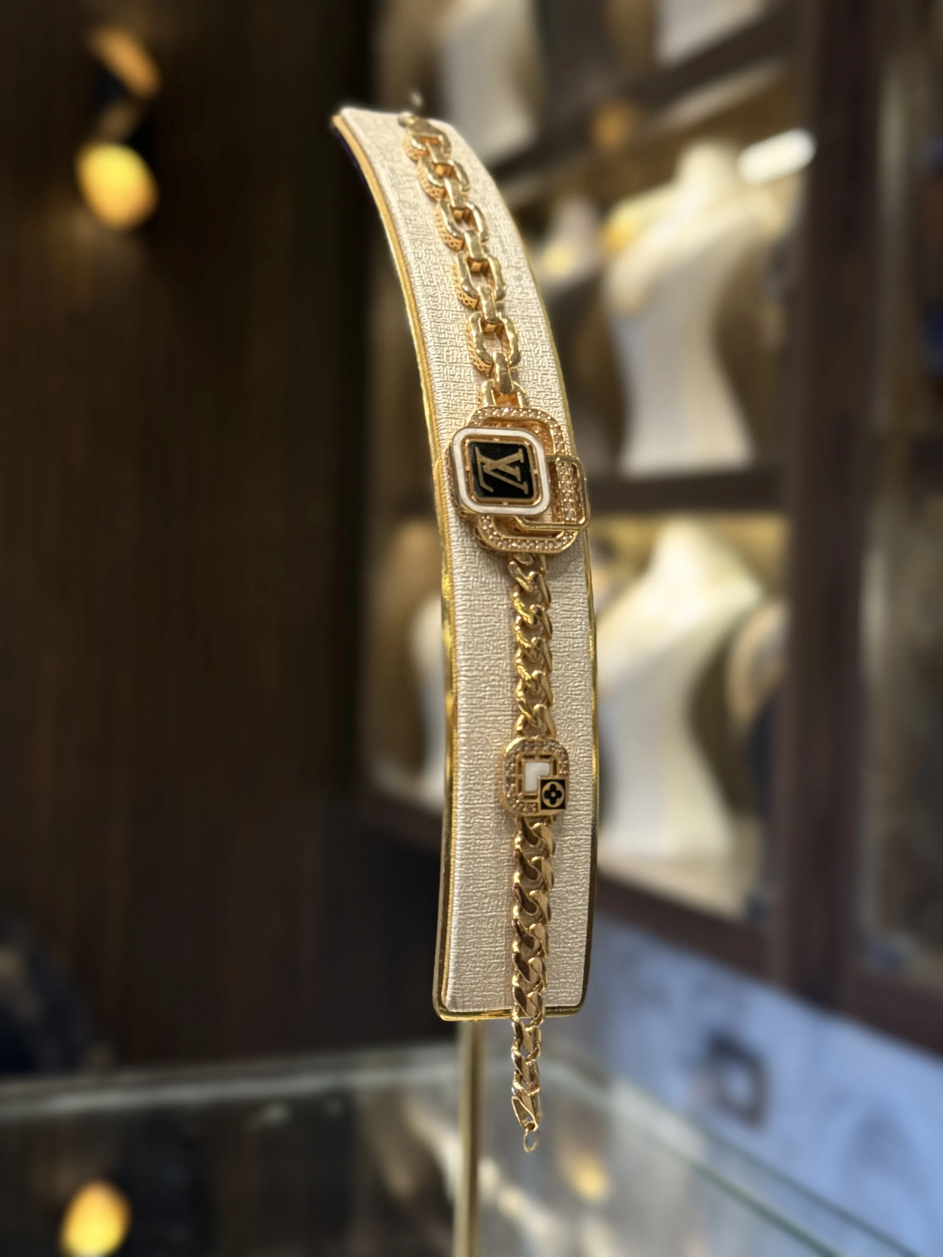 سوارة LV اكسترا - منظر أمامي