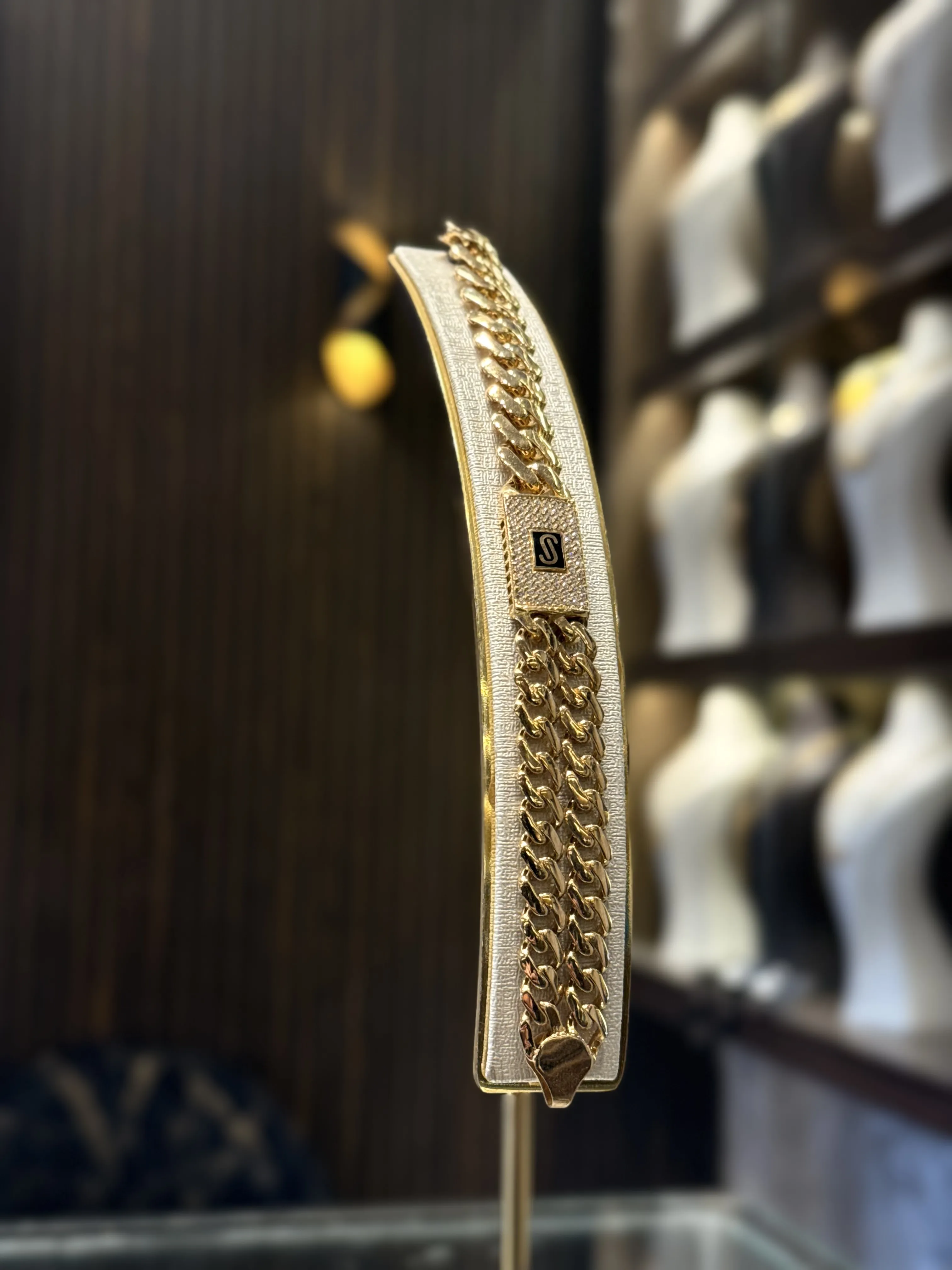 سوارة موناكو - منظر أمامي