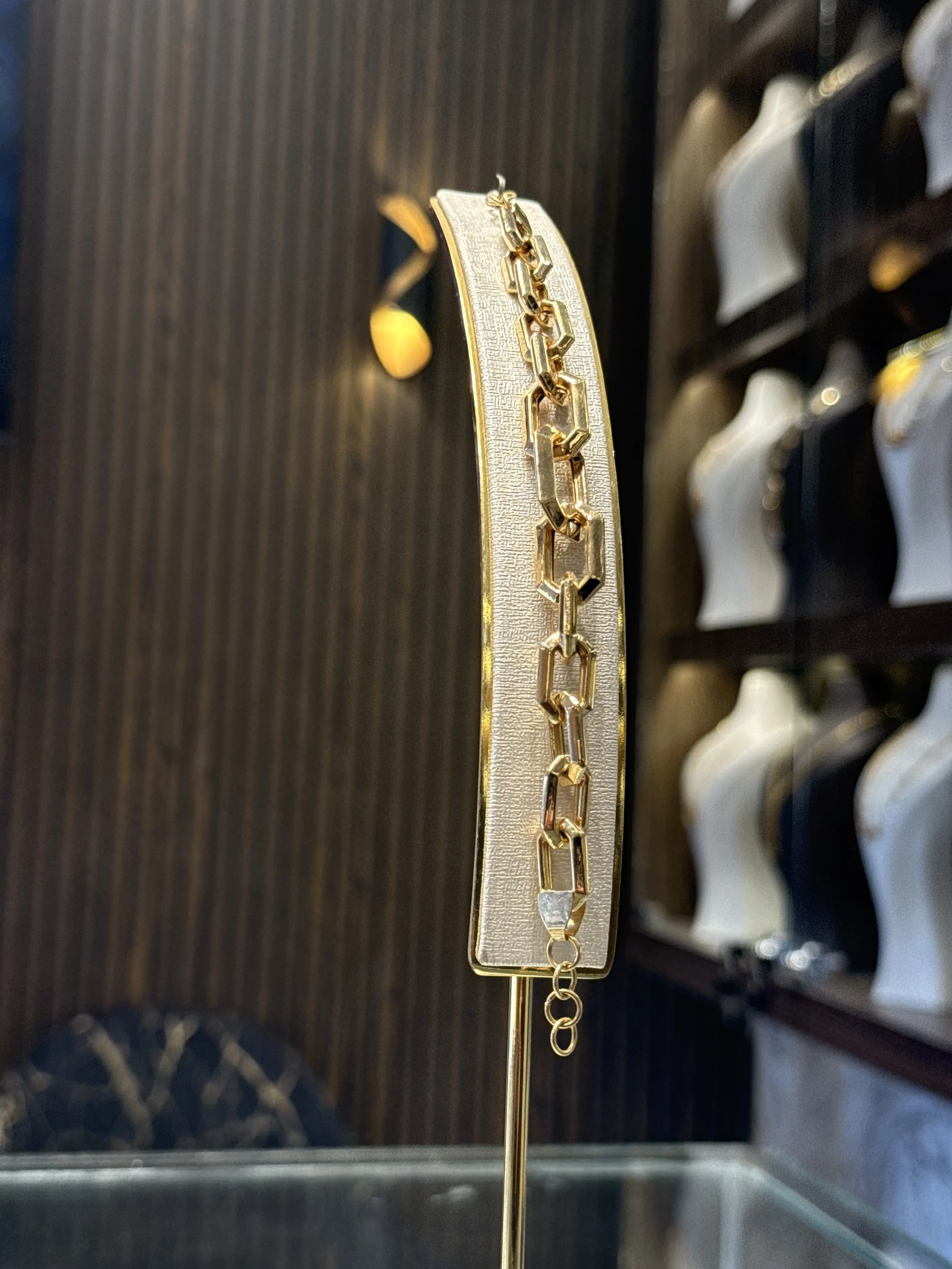 سوارة تيفني - منظر أمامي