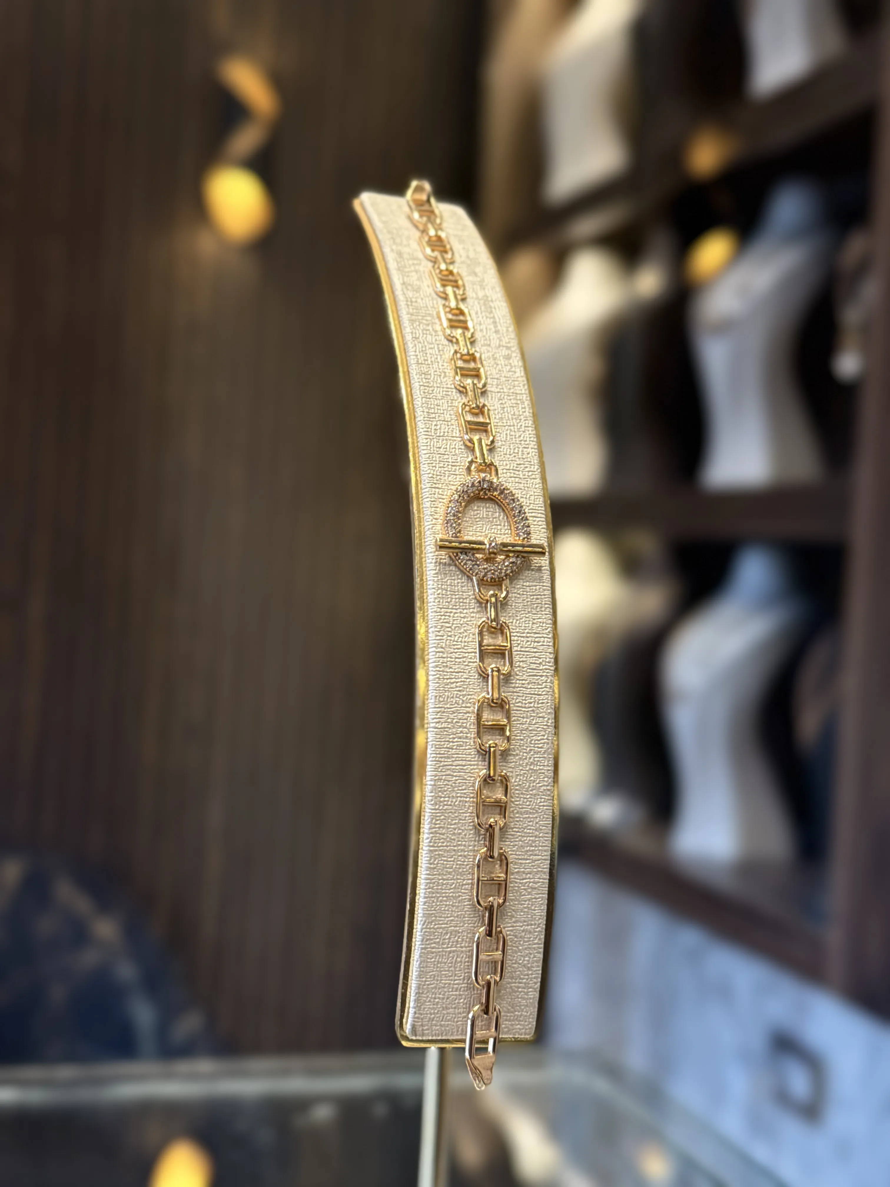 سوارة هرمز - منظر أمامي