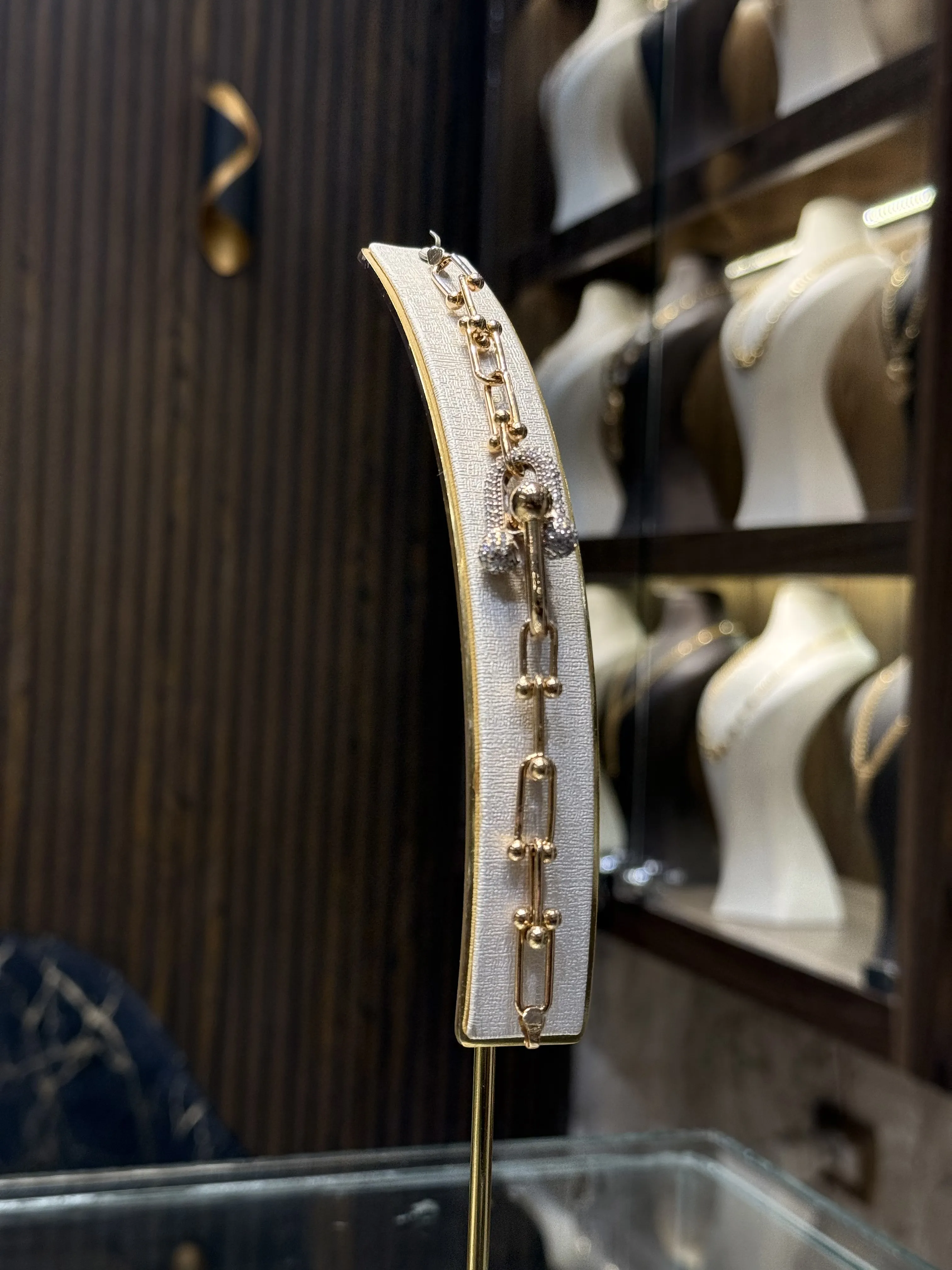 سوارة تيفني - منظر أمامي