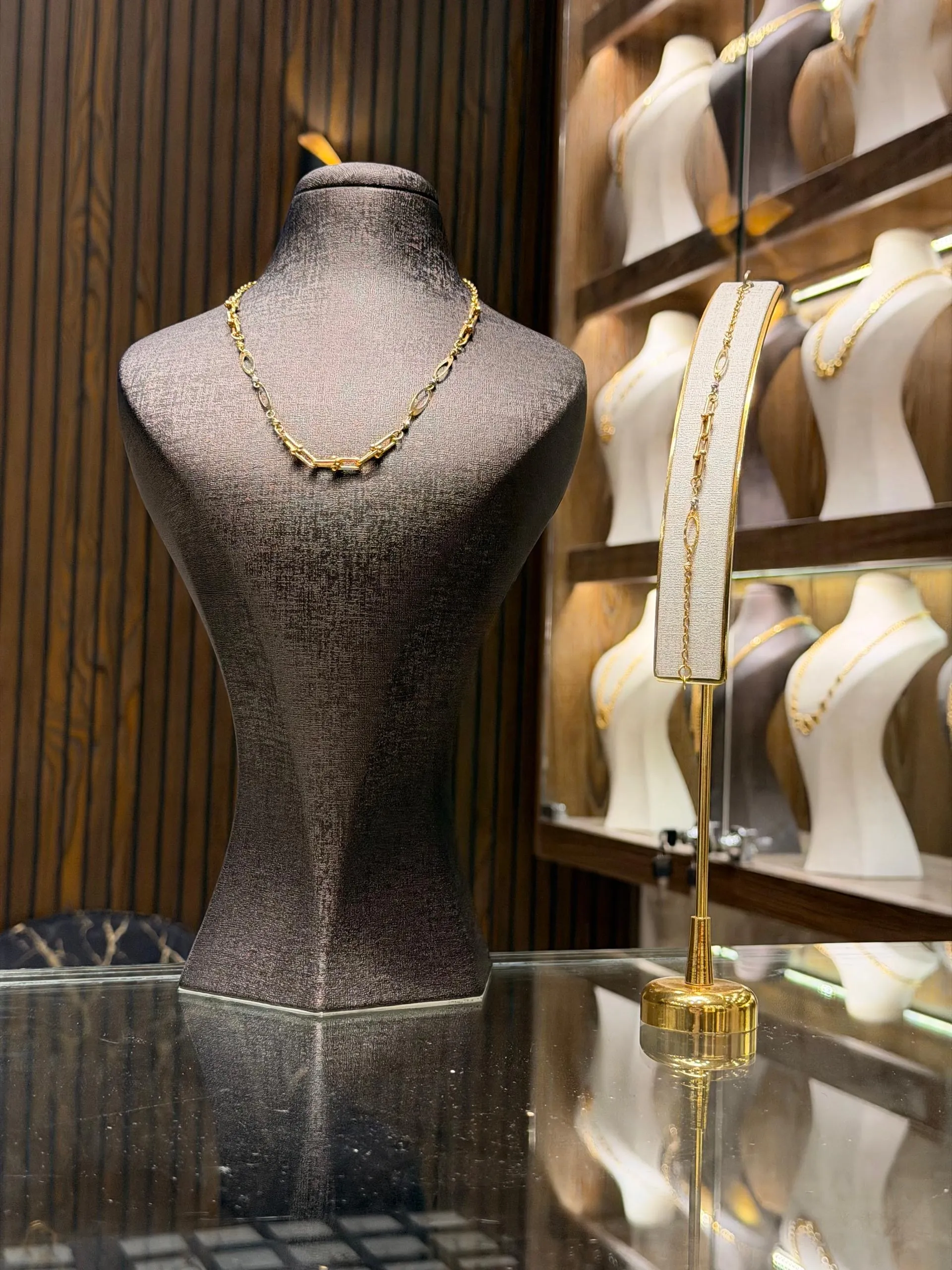 طقم تيفني - منظر أمامي