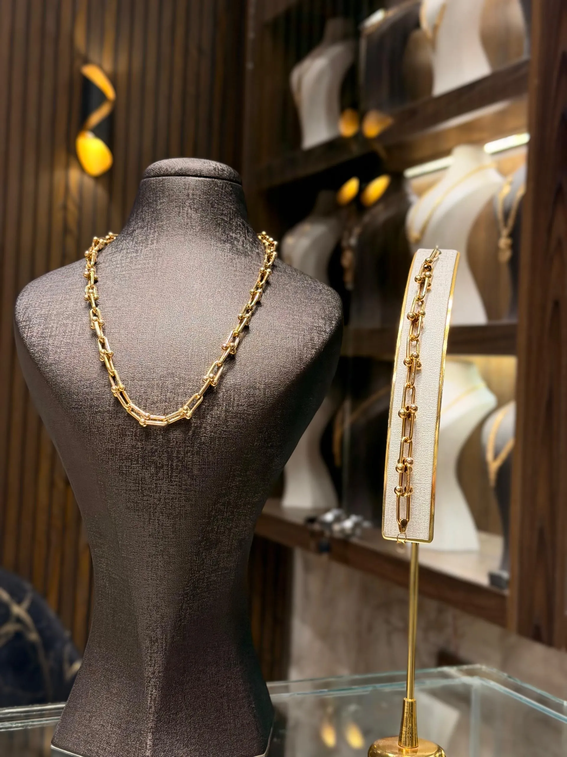 طقم تيفني - منظر أمامي