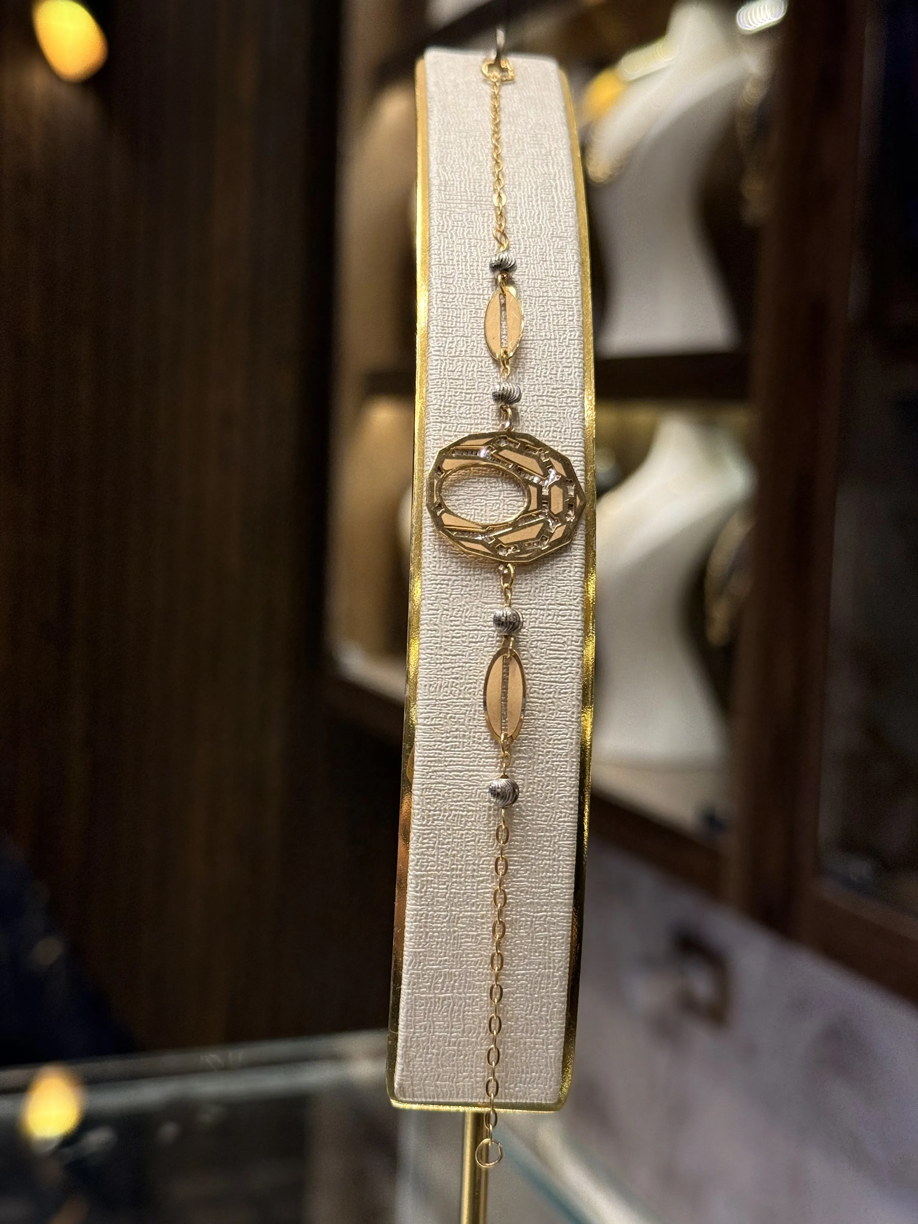 سوارة نقش ألمازي - منظر أمامي