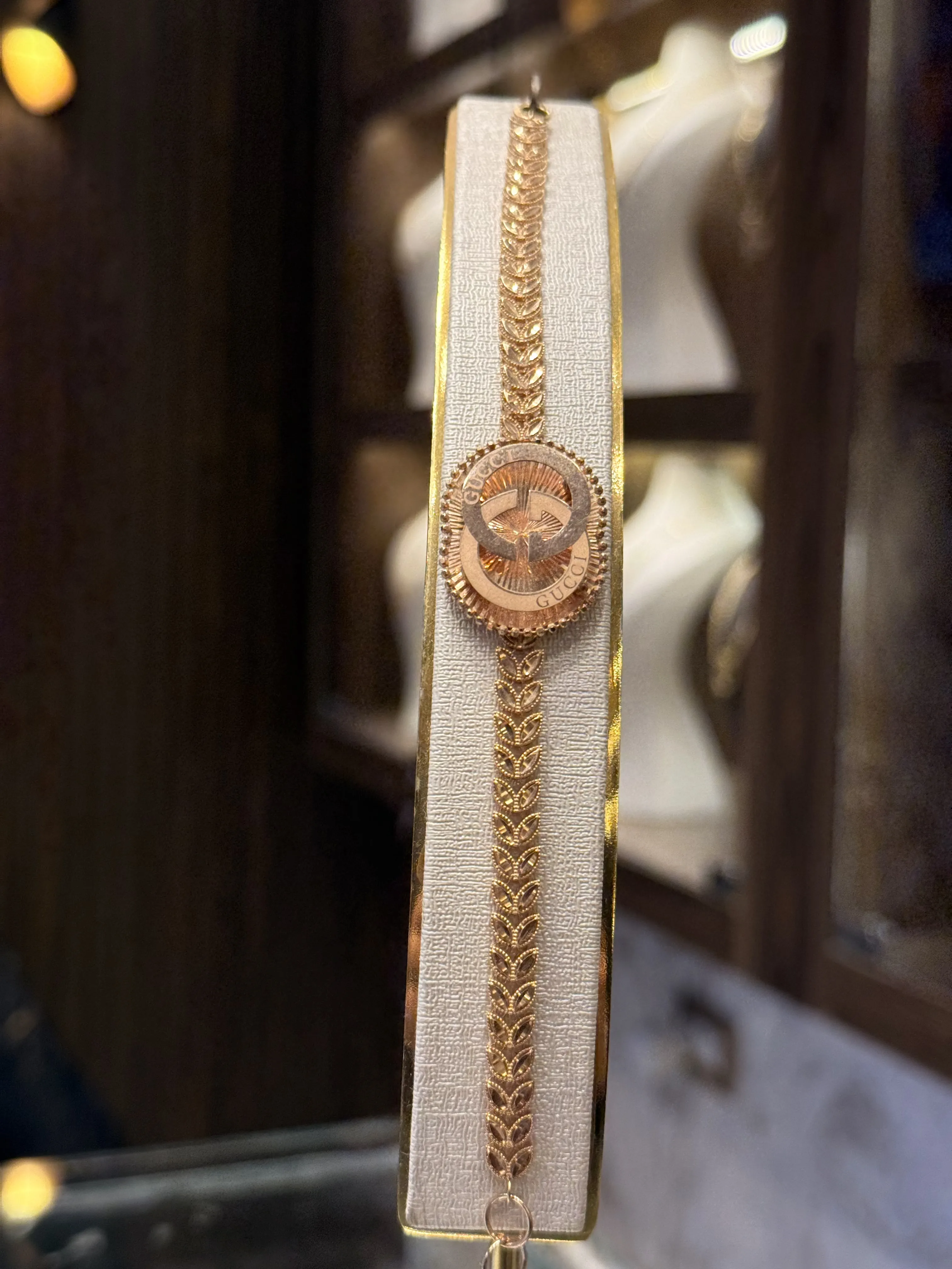 سوارة سنبلة غوتشي - منظر أمامي