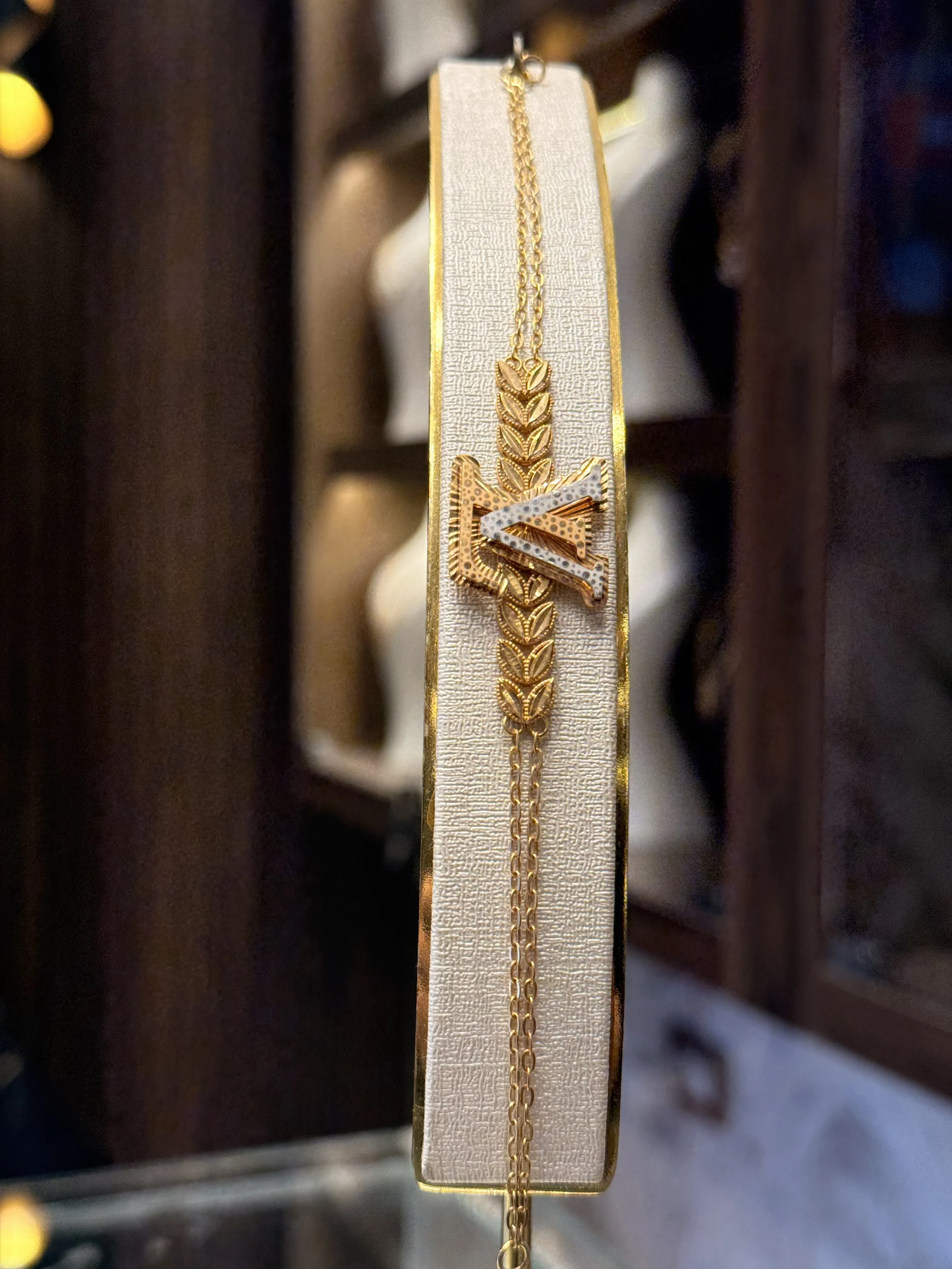 سوارة سنبلة LV - منظر أمامي