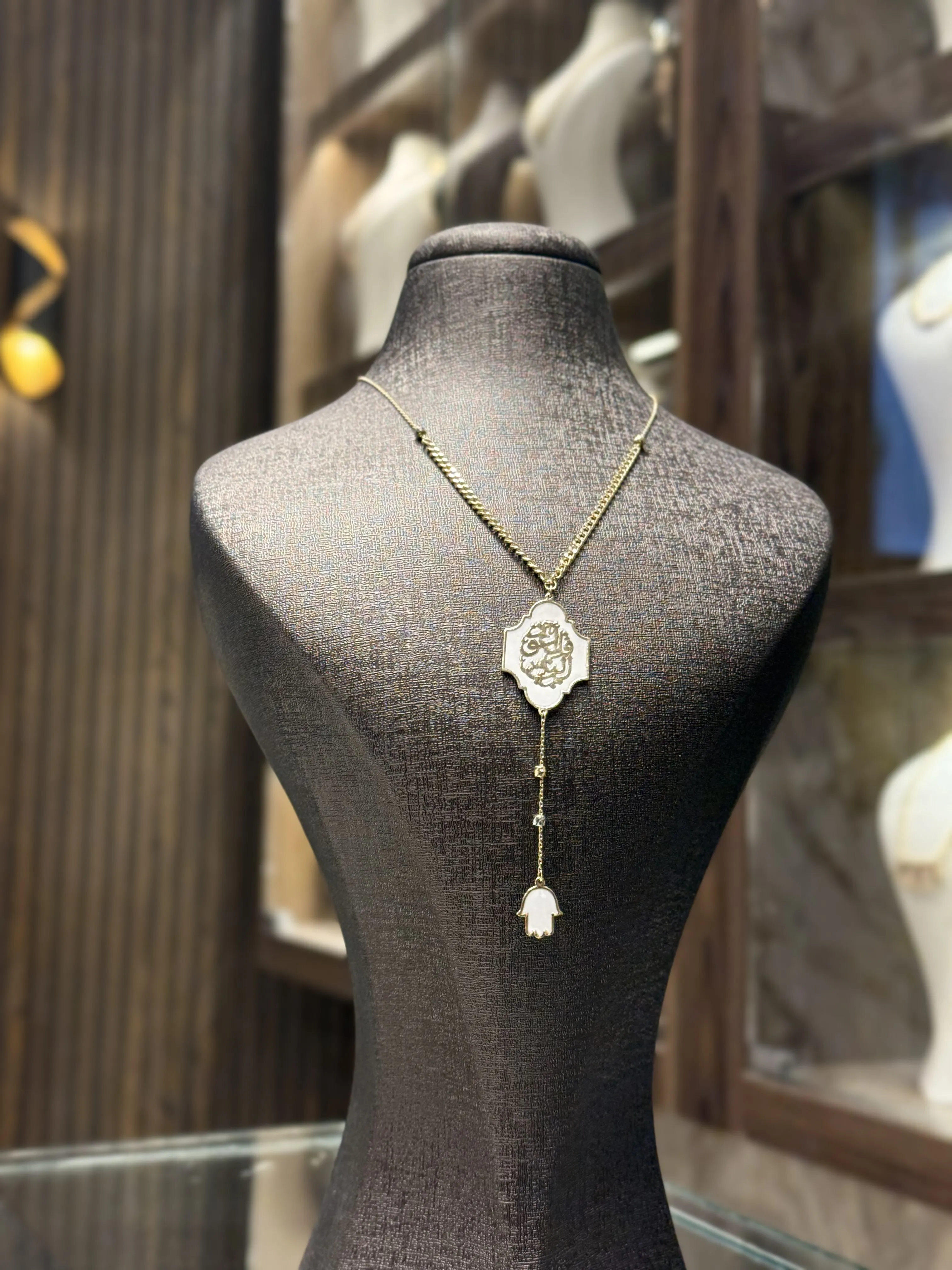 طوق قل طويل - منظر أمامي