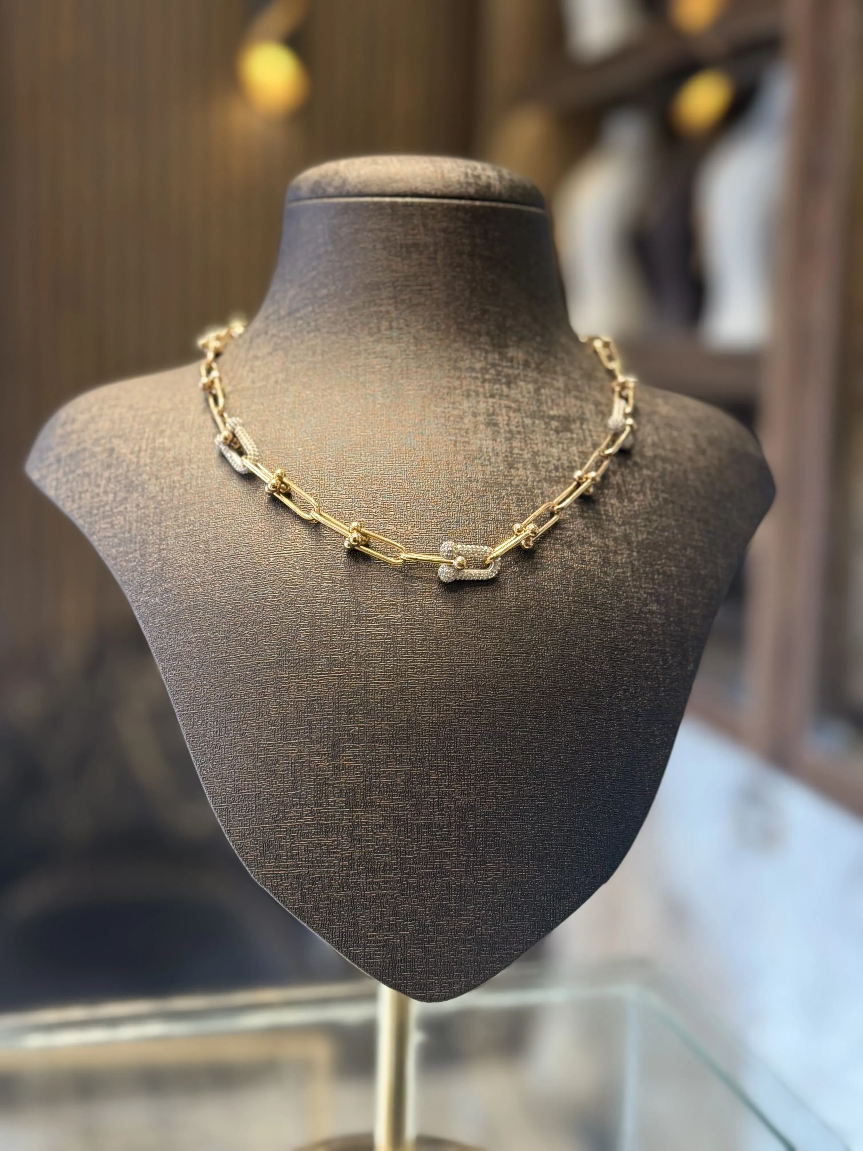 طوق تيفني - منظر أمامي