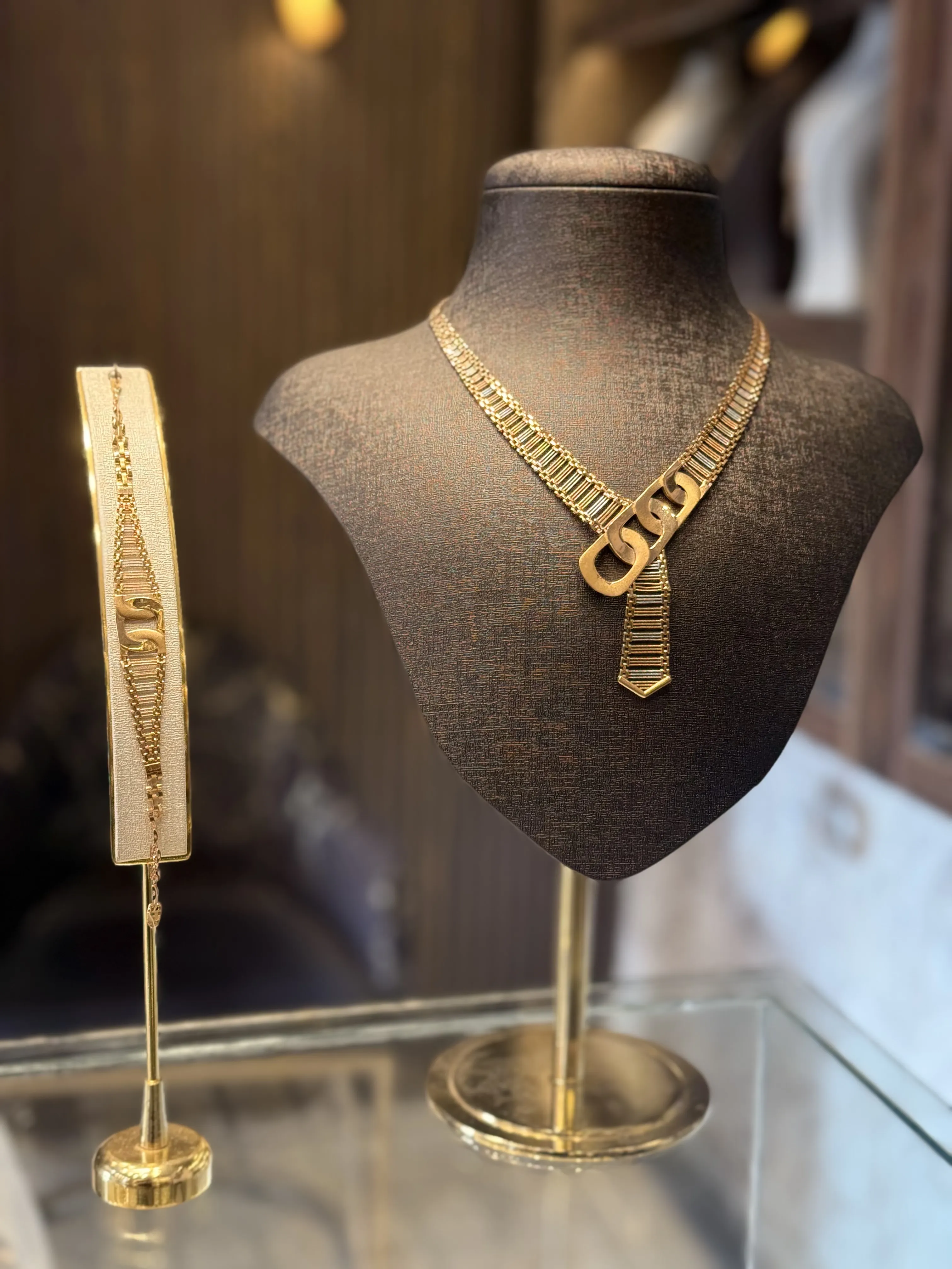 طقم رولكس حديث - منظر أمامي