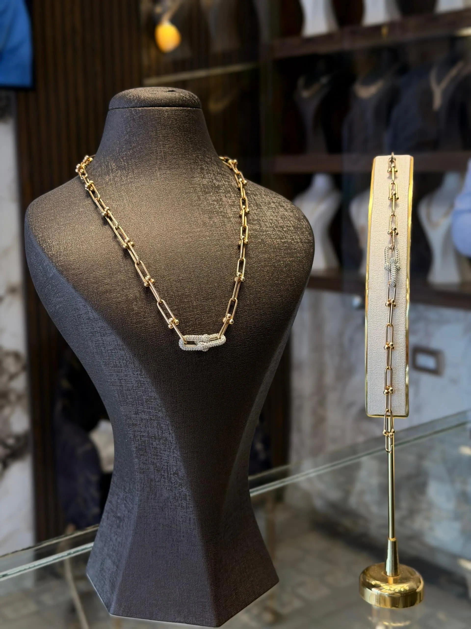 طقم تيفني اصلي - منظر أمامي