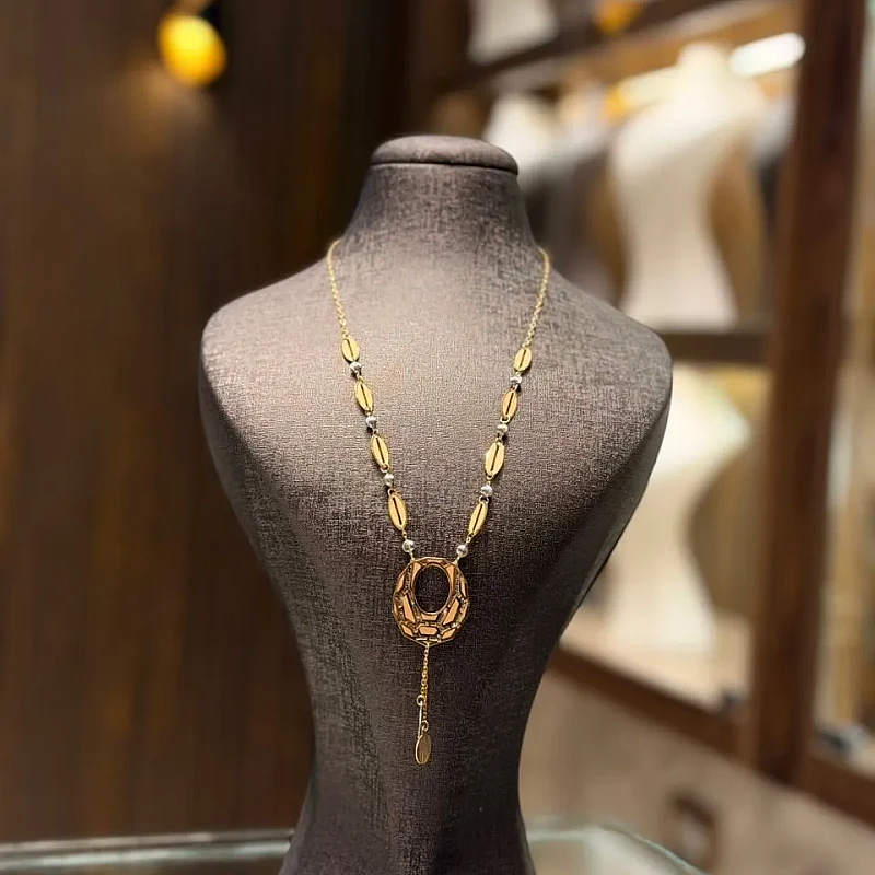 طوق بيضوي نقش ألمازي